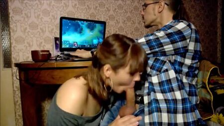 色情视频：俄罗斯年轻男女抽打哈萨克女子