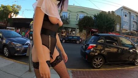 ShyGothExhib - 厚颜无耻的修女身着万圣节装扮在公共场合裸露上身