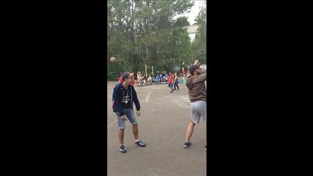 辅导员瓦尼亚和伊利亚正在表演舞蹈《索库索库巴奇巴奇》))))大家一起看，一起学吧)