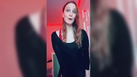 TikTok博主布琳·伍兹展示她性感的臀部