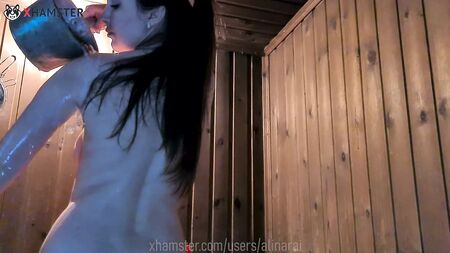 “别射在里面，儿子，我不想怀孕。”儿子在浴缸里干了继母
