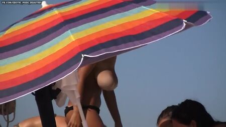 巨乳露胸海滩