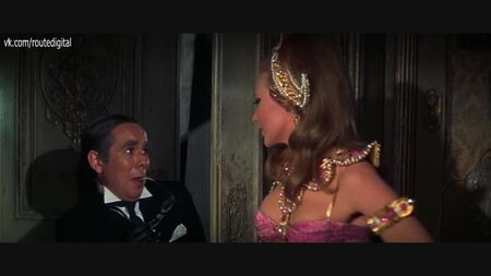 乌尔苏拉·安德丝、达莉亚·拉维等——《皇家赌场》（1967）HD 1080p 蓝光 裸露？性感！在线观看