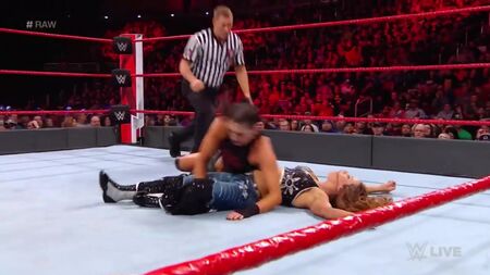 米基·詹姆斯 vs. 索尼娅·德维尔——《Raw》，2018年2月5日