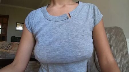 一个小伙子在舔一对下垂的乳房
