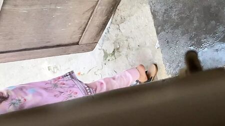 观看这段乡村女孩在溪流中全裸沐浴的完整视频