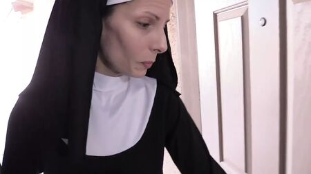 妻子与疯狂修女穿着丝袜做爱