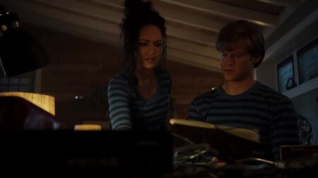 《MacGyver》第5季第15集预告片3 “绑架 + 记忆 + 时间 + 烟花 + 驱散”（系列大结局）