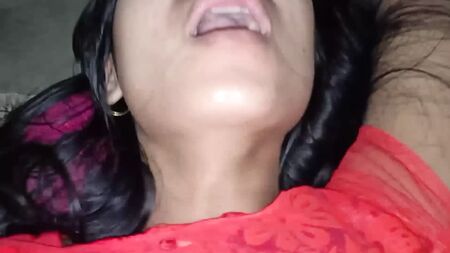 一位印度女孩，留着一头短卷发，发色是浅金棕色，身穿红色楚里达尔裤，头上裹着头巾
