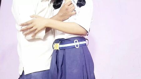 一位南亚裔女大学生邀请男友去她家，让他操了她的屄