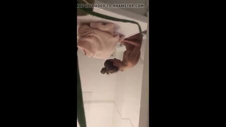 偷窥窗边的女孩发现了我