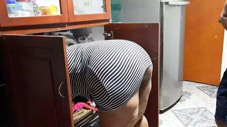 我在厨房里和姑妈做爱
