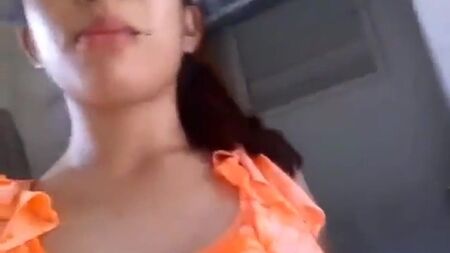 可爱女孩展示自己的裸体