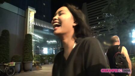 在街上搭讪到的年轻漂亮泰国妓女，内射