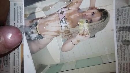 将滚烫的精液喷洒在多夫·卡梅隆的比基尼身材上